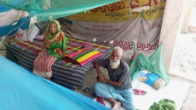 প্যারালাইজড ছেলে নিয়ে অসহায় ৮০ বছরের সালেহা বেওয়া, নেই মাথা গোঁজার ঠাঁই