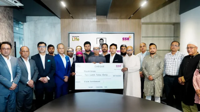 প্রয়াত পরিবেশকের পরিবারকে ১০ লাখ টাকার বিমা সহায়তা দিল সুপার স্টার গ্রুপ
