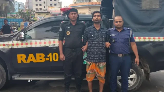 ফরিদপুরে দাদি-ফুফুসহ তিনজনকে কুপিয়ে হত্যা : অভিযুক্ত আকাশ গ্রেপ্তার