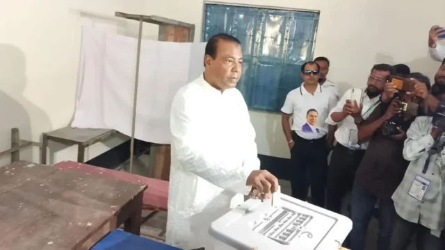 বগুড়া-৬ উপনির্বাচন, ভোট দিলেন বিএনপি ও জামায়াত প্রার্থী