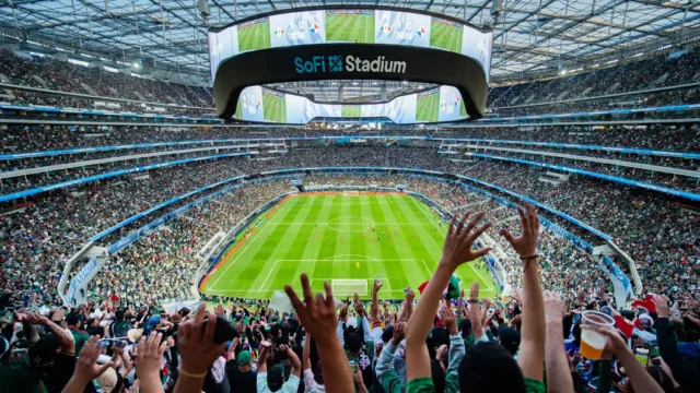 বিশ্বকাপ স্টেডিয়ামে কর্মরত শ্রমিকদের ধর্মঘটের হুমকি