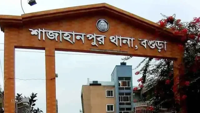 বিষের বোতল নিয়ে প্রেমিকের বাড়িতে অনশনে কলেজছাত্রী