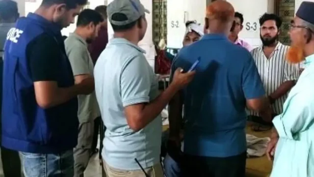 যুবককে প্রকাশ্যে কুপিয়ে জখম, প্রাণ বাঁচাতে থানায় আশ্রয়