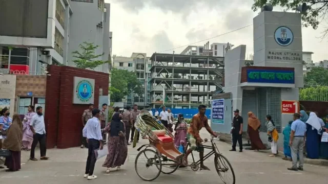 ২ ঘণ্টা আগেই হাজির পরীক্ষার্থীরা, সাড়ে ৮টা থেকেই মিলছে প্রবেশের সুযোগ