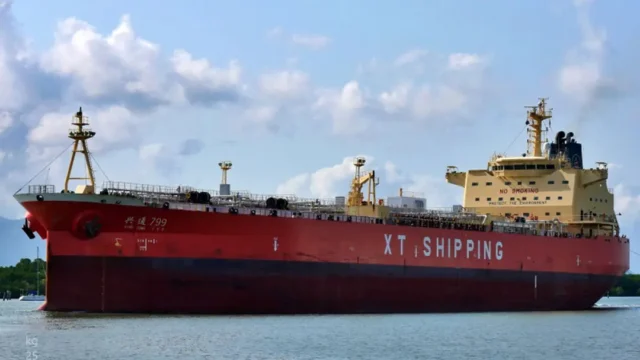 ৩৪ হাজার টন বিমানের তেল নিয়ে চট্টগ্রাম বন্দরে জাহাজ