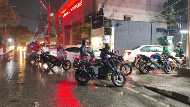 ৫০০ টাকার তেলের জন্য ঝড়-বৃষ্টিতে আড়াই ঘণ্টা!