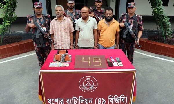 যশোরে বিজিবি’র অভিযানে ২৬টি সোনার বারসহ ৩ জন আটক