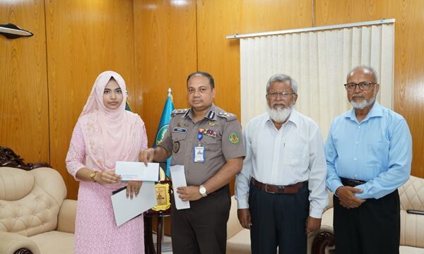 কৃতি শিক্ষার্থীদের হাতে আইজিপি শিক্ষাবৃত্তি তুলে দিলেন কেএমপি কমিশনার