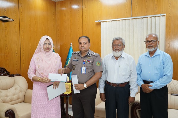 কৃতি শিক্ষার্থীদের হাতে আইজিপি শিক্ষাবৃত্তি তুলে দিলেন কেএমপি কমিশনার