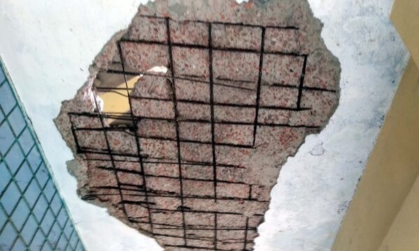 ফকিরহাট গাবখালী মাধ্যমিক বিদ্যালয়ে ঝুকিপূর্ণ ভবনে চলছে শিক্ষা কার্যক্রম