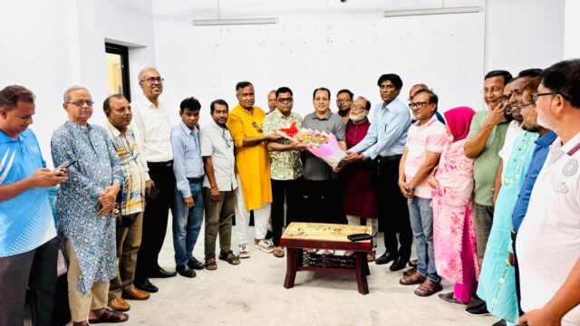 বৃহত্তর খুলনা উন্নয়ন সংগ্রাম সমন্বয় কমিটির পক্ষ থেকে খুলনা প্রেসক্লাবের নির্বাচিত কমিটিকে ফুলেল শুভেচ্ছা