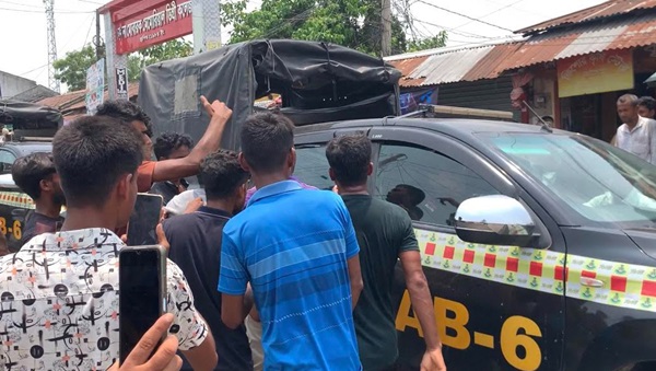 খুলনায় র‍্যাবের গাড়ি ভাঙচুর করে ২ আসামি ছিনিয়ে নিল জনতা