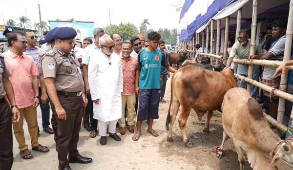 নগরের জোড়াগেট পশুর হাট পরিদর্শনে কেএমপি পুলিশ কমিশনার