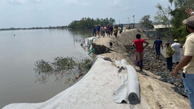 জলোচ্ছ্বাস আর বেড়িবাঁধ ভাঙন শঙ্কায় উপকূল