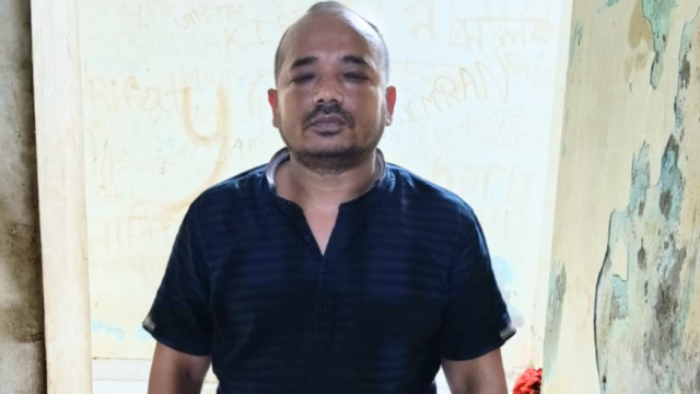 খুলনায় ‘গ্রেনেড বাবু’র বাড়িতে যৌথবাহিনীর অভিযান, আটক ১