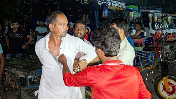 প্রতারণার অভিযোগে বিএনপি নেতাকে পিটুনি দিয়ে পুলিশে সোপর্দ