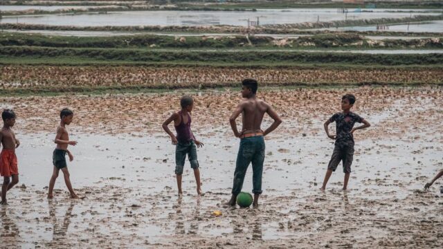 জলবায়ুর ত্রিমুখী হুমকিতে বিশ্বের প্রায় অর্ধেক শিশু: ইউনিসেফ
