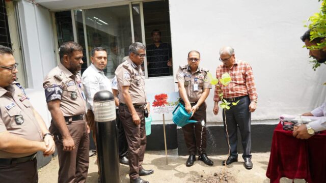 বৃক্ষরোপণ কর্মসূচিতে খুলনায় পুলিশ কমিশনারের চারা রোপণ