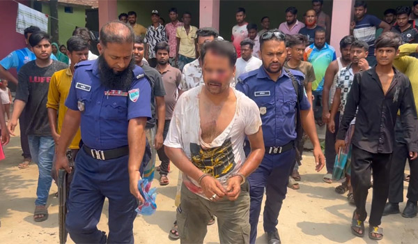 কুষ্টিয়ায় আগ্নেয়াস্ত্র-গুলিসহ যুবক আটক, গণপিটুনির পর পুলিশে দিল জনতা
