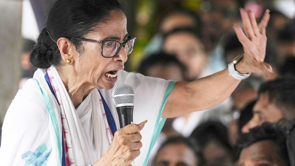 বাংলাদেশের রাজনৈতিক হত্যাকাণ্ডের সঙ্গে কেন্দ্রকে জড়ানোর অভিযোগে মমতার বিরুদ্ধে থানায়