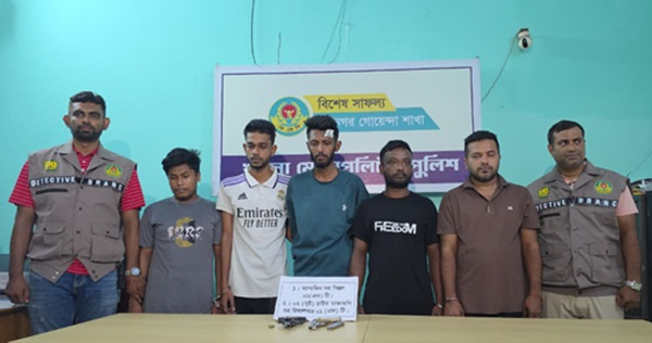 খুলনায় বি কোম্পানির পাঁচ সন্ত্রাসী গ্রেপ্তার, অস্ত্র উদ্ধার