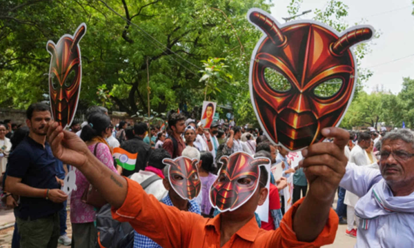 ককরোচ জনতা পার্টির বিক্ষোভ থেকে ৬ জনকে আটক
