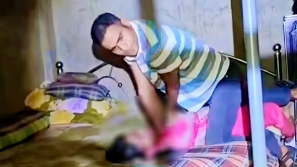 স্ত্রীকে গলা টিপে হত্যাচেষ্টা স্বামীর, ভিডিও ভাইরাল