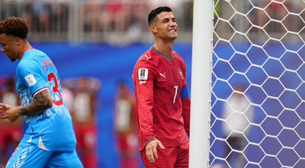 রোনালদোকে বদলি না করানোর কারণ জানালেন পর্তুগালের কোচ