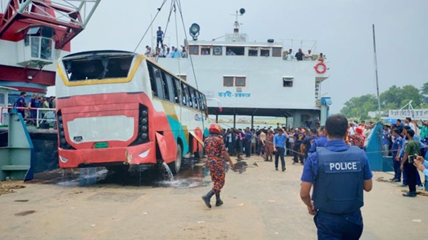 পদ্মায় ডুবে যাওয়া বাস উদ্ধার, হতাহত নেই