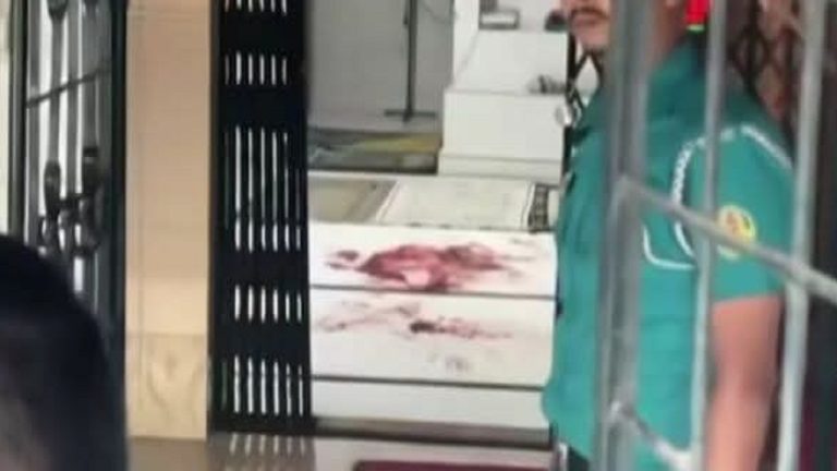 খুলনায় মসজিদে ঢুকে কোরআন তেলওয়াতরত মুসল্লিকে গুলি