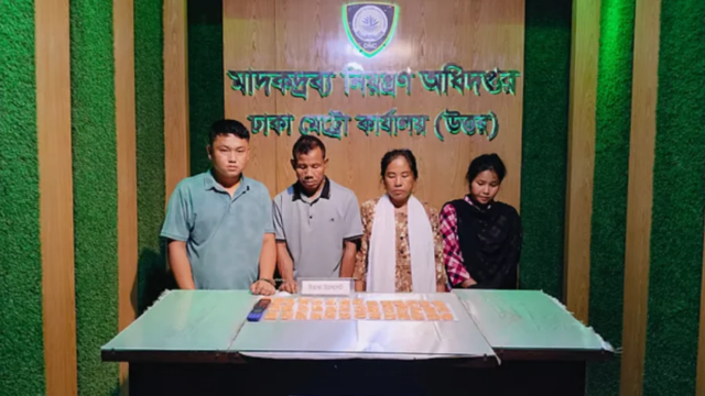 দূরপাল্লার বাসে তল্লাশি, ৮ হাজার ইয়াবাসহ গ্রেপ্তার ৪