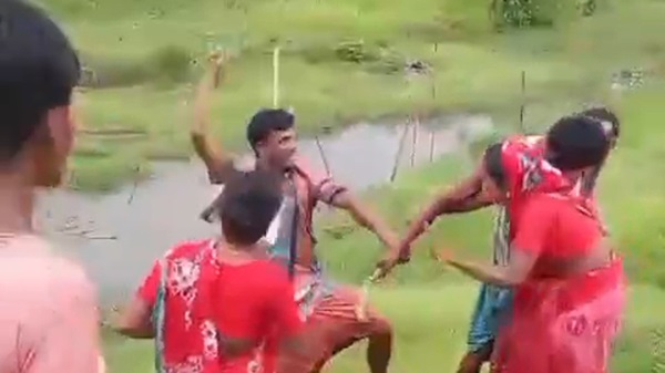 নোয়াখালীর প্রকাশ্যে দম্পতিকে পেটালেন যুবদল নেতা, ভিডিও ভাইরাল