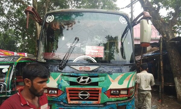 তালায় বাসচাপায় স্কুলশিক্ষার্থীর মৃত্যু, আহত বাবা