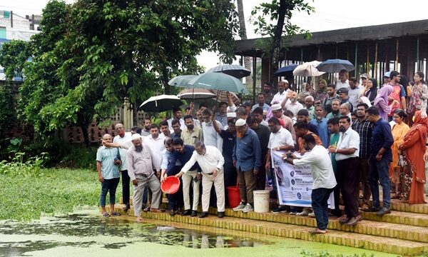 খুবির এফএমআরটি ডিসিপ্লিনের হ্যাচারিতে উৎপাদিত দেশীয় মাছের পোনা অবমুক্ত