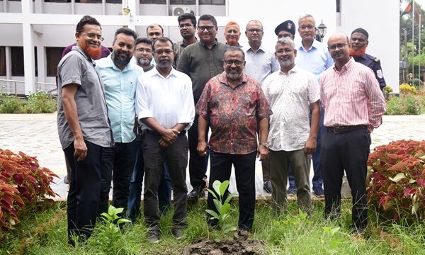 খুবিতে দুর্লভ ‘কাইজেলিয়া’ বৃক্ষের চারা রোপণ