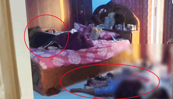 স্বামী মৃত, ছেলে ছুরিকাঘাতে রক্তাক্ত, পাশে বসে মোবাইল চাপছিলেন চিকিৎসক স্ত্রী