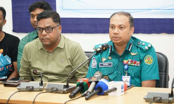 সাংবাদিকদের লক্ষ্য করে গুলি, খুলনা প্রেসক্লাবে গিয়ে পুলিশ কমিশনারের আশ্বাস