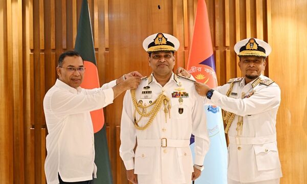 নবনিযুক্ত নৌবাহিনীর প্রধানকে ভাইস অ্যাডমিরাল র‌্যাঙ্ক ব্যাজ পরালেন প্রধানমন্ত্রী