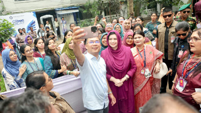 গাড়ি চালিয়ে ঢাকা মেডিকেলে প্রধানমন্ত্রী, শিক্ষার্থীদের সঙ্গে তুললেন সেলফি