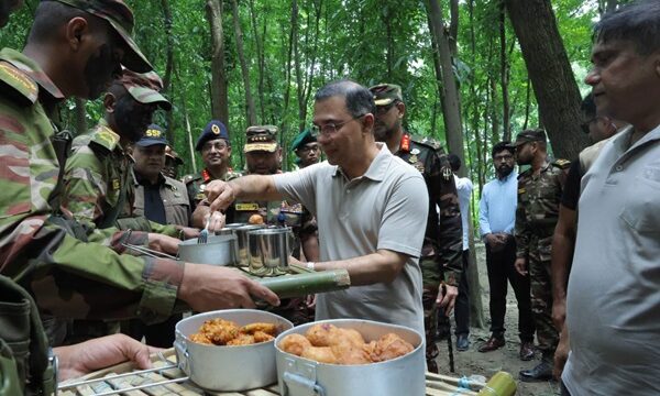 মানিকগঞ্জে সেনাবাহিনীর মহড়ায় অনির্ধারিত সফর, সেনাদের রান্না খাবার খেলেন প্রধানমন্ত্রী
