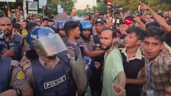সংসদ ভবন এলাকায় বিক্ষোভরত শিক্ষার্থীদের ওপর পুলিশের লাঠিচার্জ