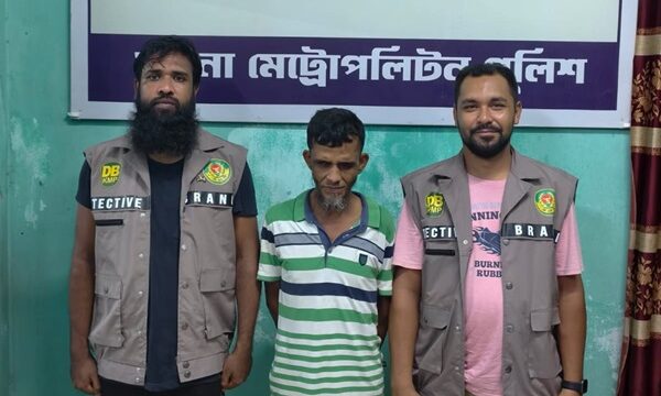 বৈকালী বাজারে বিদেশি অস্ত্র ও গুলিসহ জেমি গ্রুপের সদস্য আটক