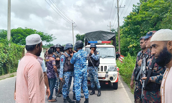টেকনাফে চলন্ত বাসে ডাকাতি, বিকাশের ২ কর্মীকে কুপিয়ে ৫৭ লাখ টাকা ছিনতাই