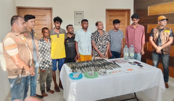 বাগেরহাটে ইয়াবা-গাঁজা-চোলাই মদ, ছুরি ও জাল টাকাসহ গ্রেপ্তার ১১