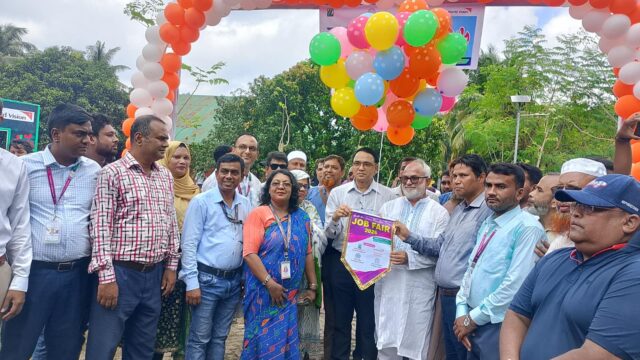 খুলনায় বেকার যুবকদের কর্মসংস্থানে চাকরি মেলা