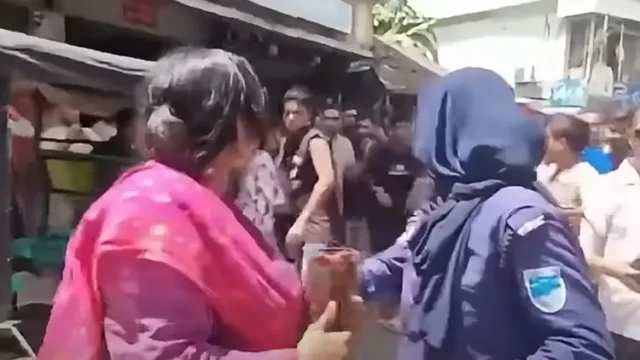 পুলিশের সামনে নারীকে মারধরের ভিডিও ভাইরাল