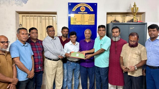 এমইউজের নবনির্বাচিত কমিটির কাছে দায়িত্ব হস্তান্তর