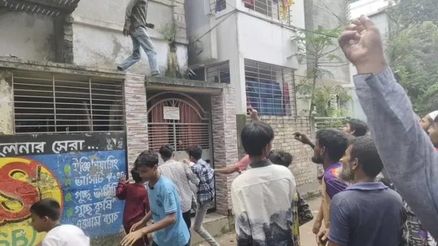 খুলনায় মাইকে ঘোষণা দিয়ে ২ মাদক কারবারির বাড়িতে হামলা-ভাঙচুর
