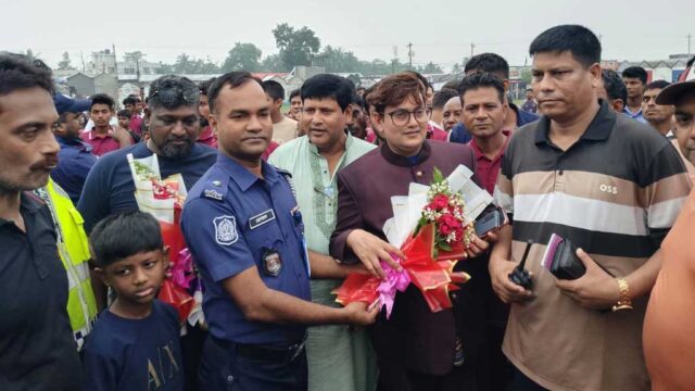 হেলিকপ্টারে গ্রামে ফিরলেন সম্ভাব্য মেয়র প্রার্থীর ভাই, ওসির ফুলেল শুভেচ্ছা