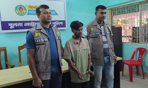 খুলনায় চিংড়ি পলাশের বাসা থেকে অস্ত্রসহ যুবক আটক